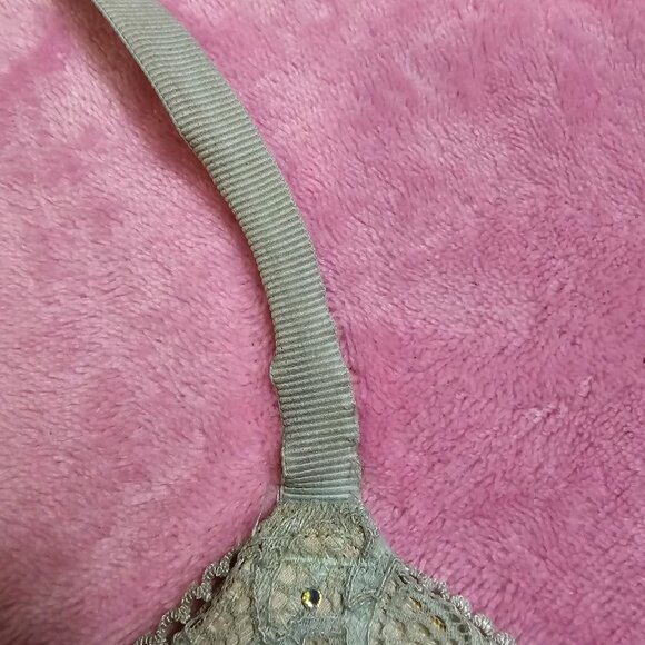 3 Victoria's Secret bras 34DD - Picture 13 of 13